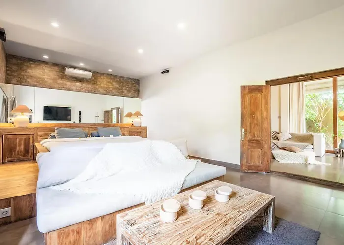 Cc- Cosy 2bdrs - Enclosed And Open Living Area *